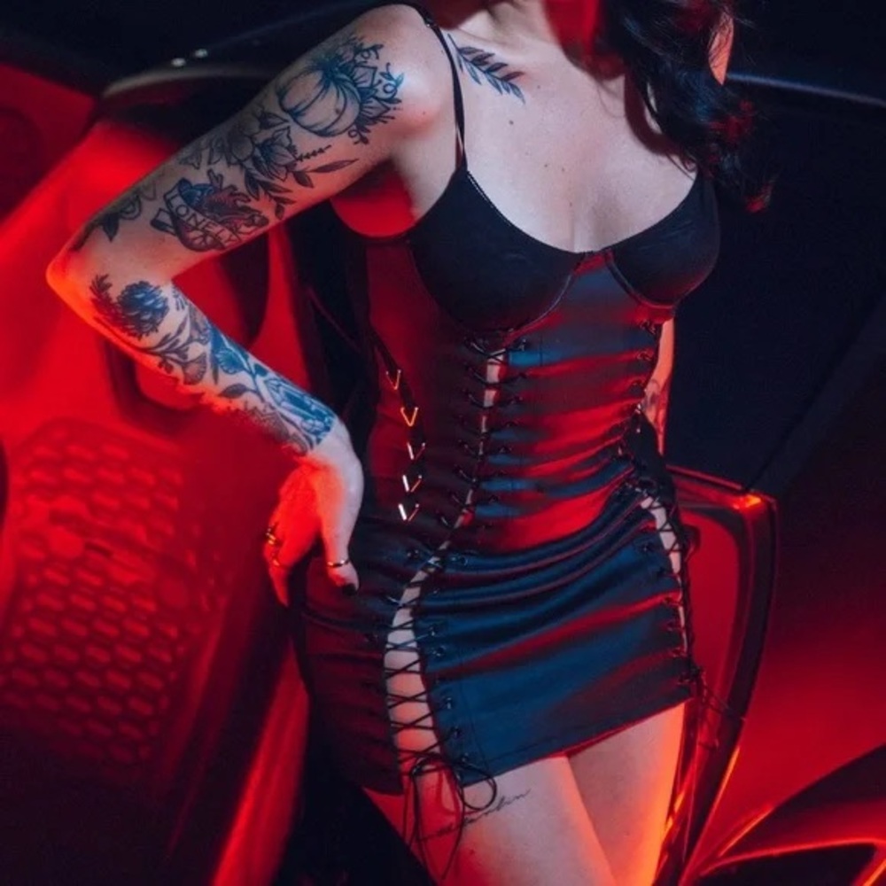 Elegant Black Lace-Up Dress - Picture 2 of 5